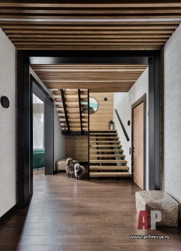 Фото интерьера лестничного холла деревянного дома в стиле эко