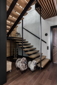 Фото интерьера лестницы деревянного дома в стиле эко