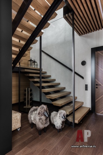 Фото интерьера лестницы деревянного дома в стиле эко