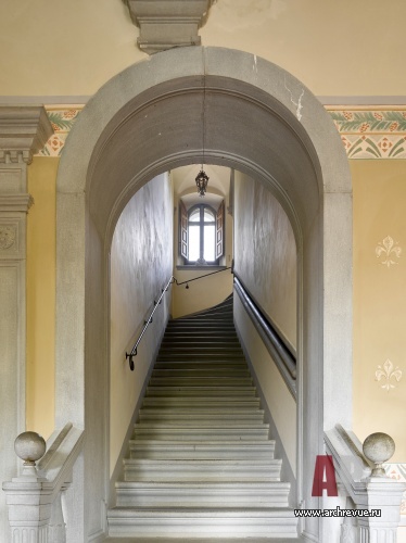 Фото интерьера лестницы дома в классическом стиле