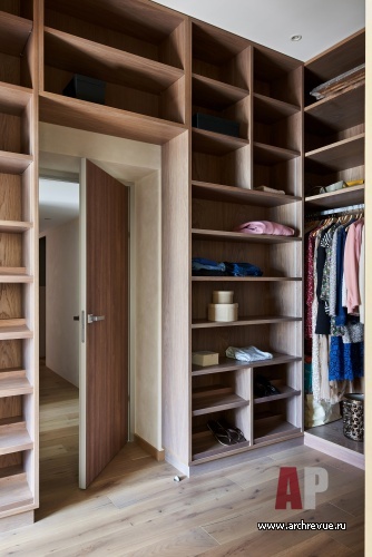 Фото интерьера гардеробной квартиры в стиле эко