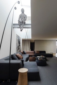 Фото интерьера гостиной дома в стиле минимализм