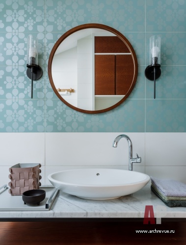 Фото интерьера гостевого санузла дома в современном стиле