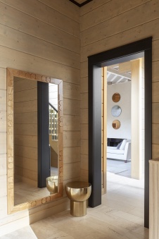 Фото интерьера входной зоны деревянного дома в стиле фьюжн