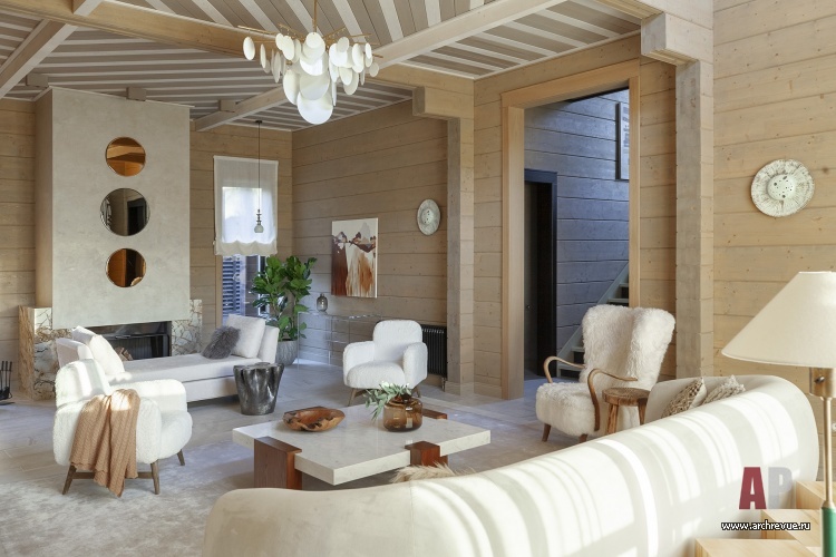 Фото интерьера каминной деревянного дома в стиле фьюжн