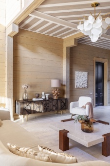 Фото интерьера гостиной деревянного дома в стиле фьюжн