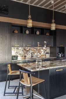 Фото интерьера кухни деревянного дома в стиле фьюжн