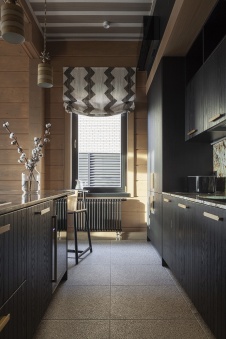 Фото интерьера кухни деревянного дома в стиле фьюжн