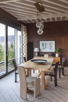 Фото интерьера столовой деревянного дома в стиле фьюжн