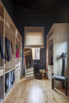 Фото интерьера гардеробной деревянного дома в стиле фьюжн