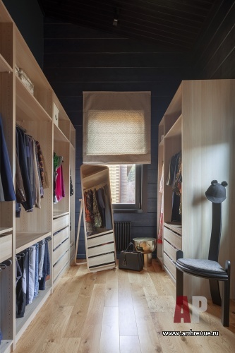 Фото интерьера гардеробной деревянного дома в стиле фьюжн