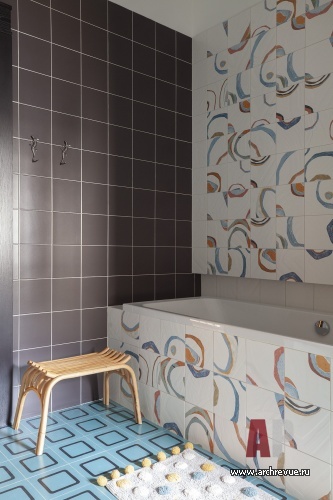 Фото интерьера ванной деревянного дома в стиле фьюжн