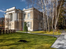 Фото фасада дома в стиле неоклассика