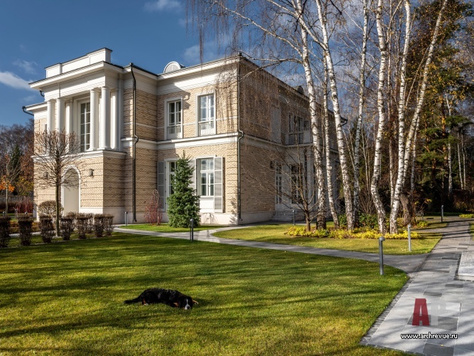 Фото фасада дома в стиле неоклассика