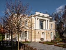 Фото фасада дома в стиле неоклассика