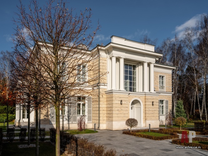 Фото фасада дома в стиле неоклассика