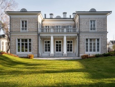 Фото фасада дома в стиле неоклассика