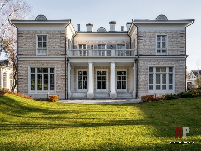 Фото фасада дома в стиле неоклассика