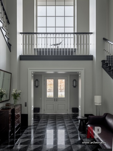 Фото интерьера входной зоны дома в стиле неоклассика