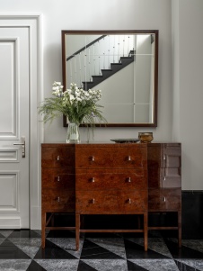 Фото интерьера входной зоны дома в стиле неоклассика