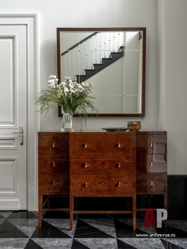 Фото интерьера входной зоны дома в стиле неоклассика