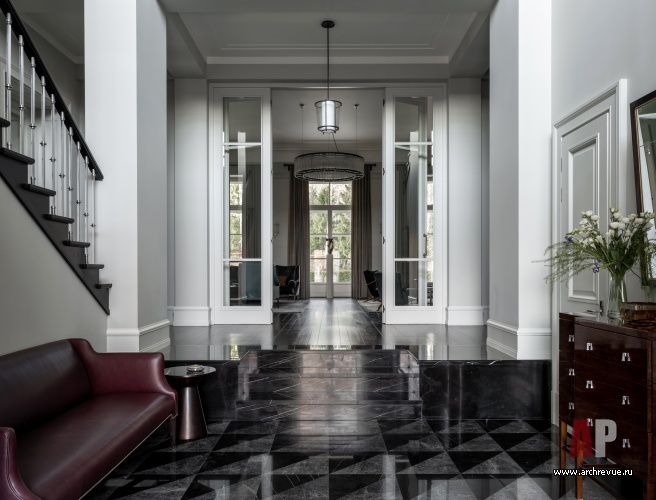 Фото интерьера лестничного холла дома в стиле неоклассика