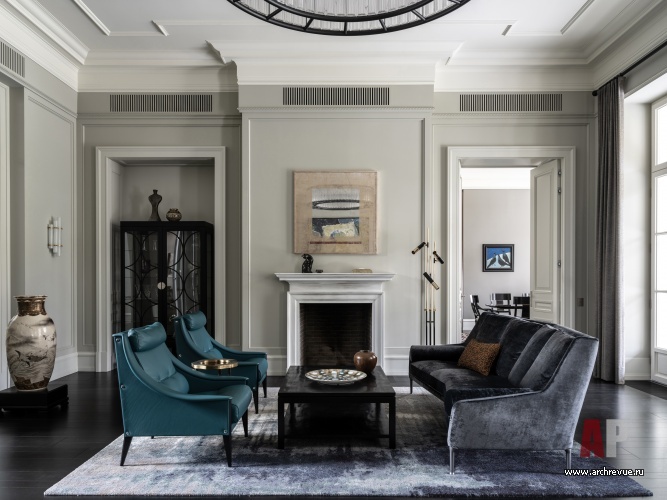 Фото интерьера каминной дома в стиле неоклассика
