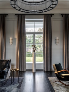 Фото интерьера гостиной дома в стиле неоклассика