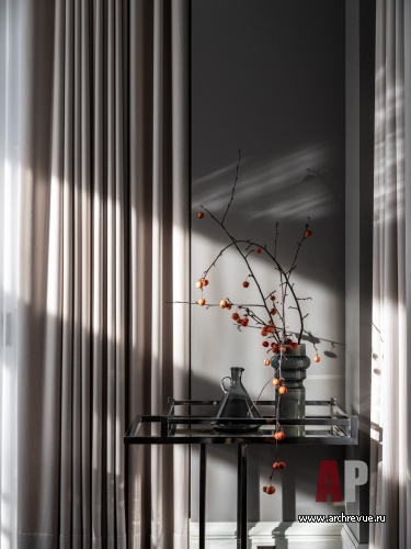 Фото интерьера гостиной дома в стиле неоклассика