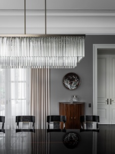 Фото интерьера столовой дома в стиле неоклассика 