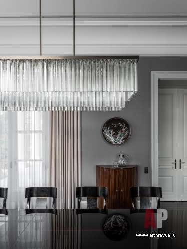 Фото интерьера столовой дома в стиле неоклассика