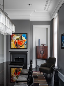 Фото интерьера столовой дома в стиле неоклассика