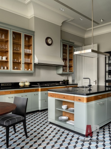 Фото интерьера кухни дома в стиле неоклассика