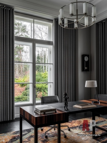 Фото интерьера кабинета дома в стиле неоклассика