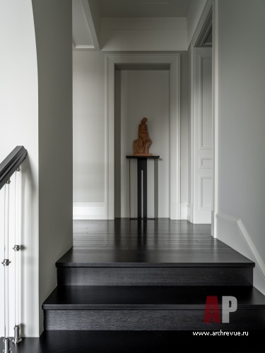 Фото интерьера коридора дома в стиле неоклассика