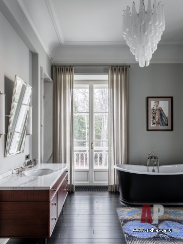 Фото интерьера ванной дома в стиле неоклассика
