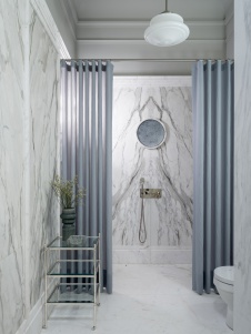 Фото интерьера санузла дома в стиле неоклассика