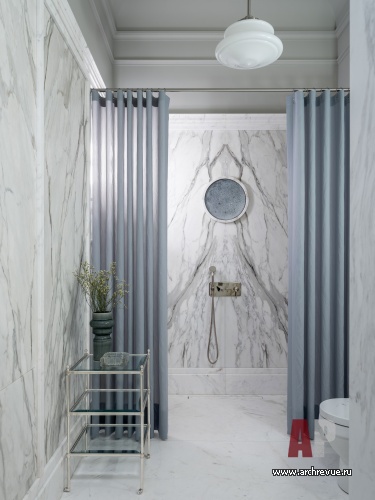 Фото интерьера санузла дома в стиле неоклассика