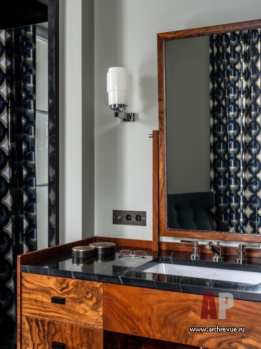 Фото интерьера санузла дома в стиле неоклассика