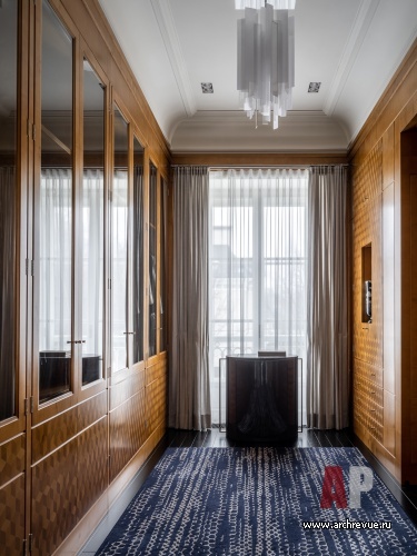 Фото интерьера гардеробной дома в стиле неоклассика