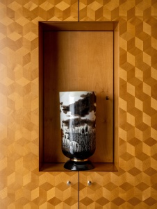 Фото интерьера гардеробной дома в стиле неоклассика