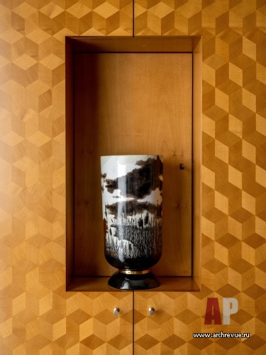 Фото интерьера гардеробной дома в стиле неоклассика