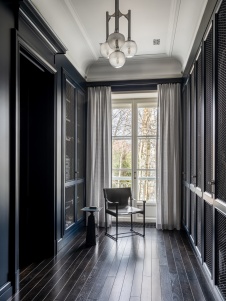 Фото интерьера гардеробной дома в стиле неоклассика