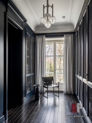 Фото интерьера гардеробной дома в стиле неоклассика