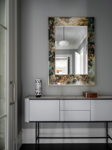 Фото интерьера коридора дома в стиле неоклассика