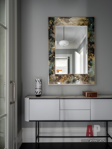 Фото интерьера коридора дома в стиле неоклассика