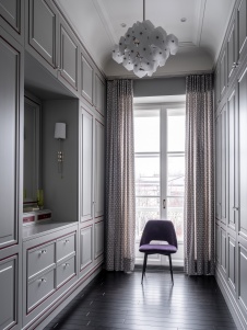 Фото интерьера гардеробной дома в стиле неоклассика