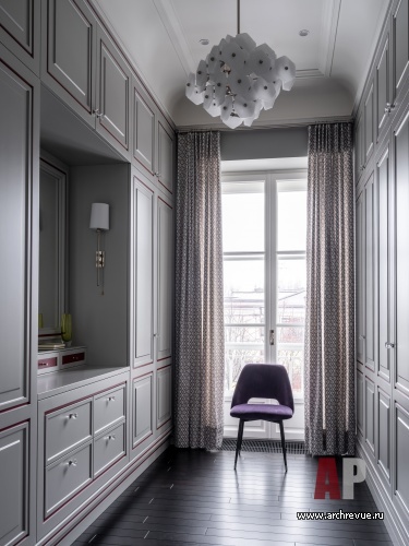 Фото интерьера гардеробной дома в стиле неоклассика