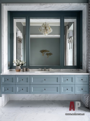 Фото интерьера санузла дома в стиле неоклассика