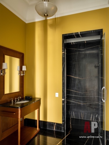 Фото интерьера гостевого санузла дома в стиле неоклассика